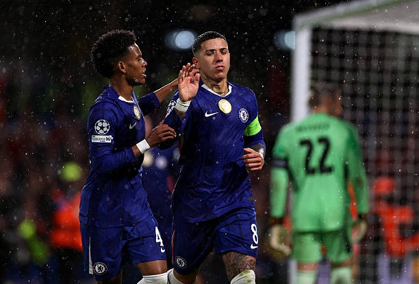 Enzo Fernandez ăn mừng cùng Estevao Willian.