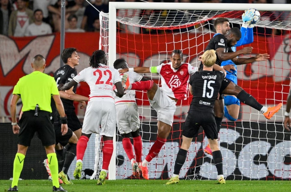 Vicario có những pha cứu thua ấn tượng để giữ 1 điểm lại cho Tottenham.