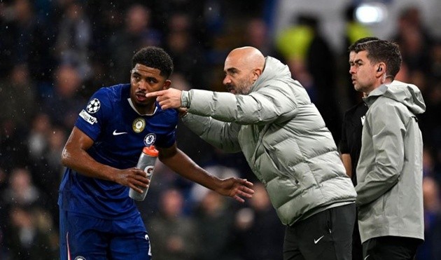 Maresca truyền đạt chỉ dẫn cho Wesley Fofana