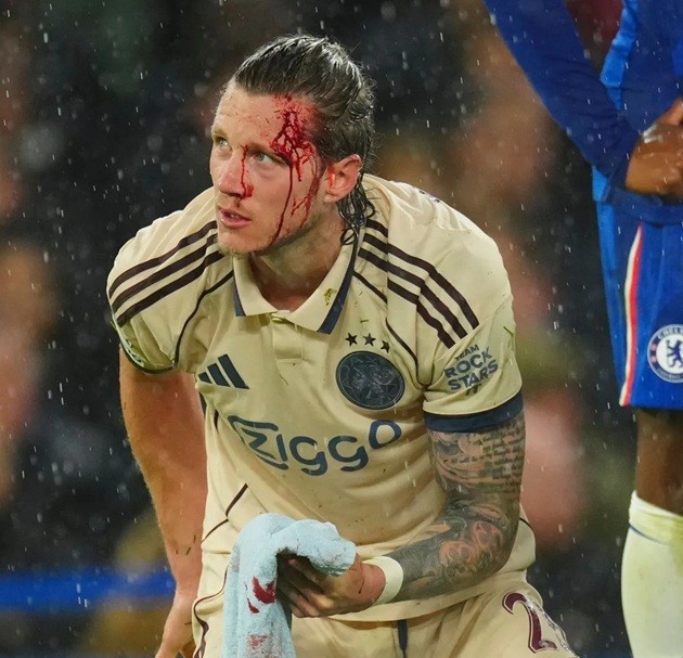 Weghorst chảy máu sau pha va chạm.