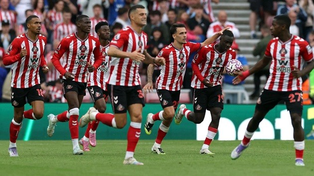 Sunderland chỉ cách top 4 khoảng cách 1 điểm.
