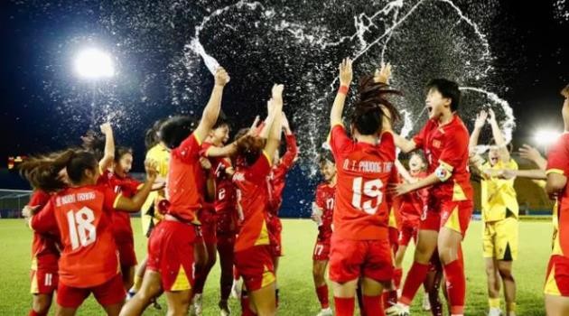 Các cầu thủ trẻ ăn mừng sau trận thắng.