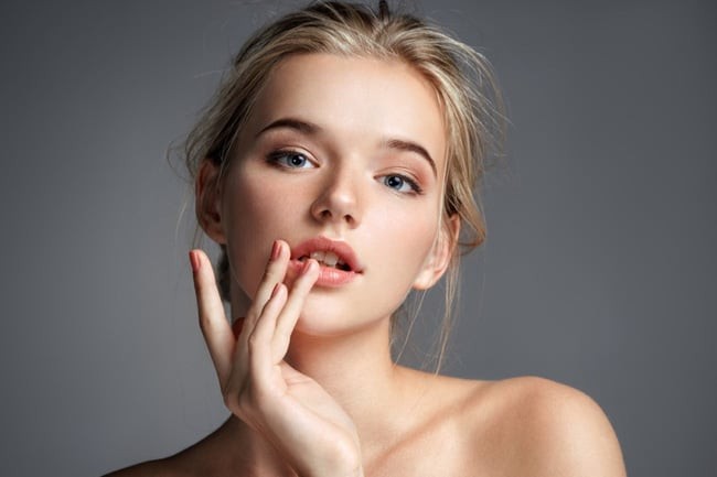 Lớp màng bọc giúp tạo ra môi trường kín ẩm, giữ lại toàn bộ lượng nước và dưỡng chất trên da.