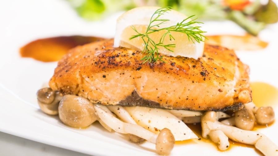 Cá hồi là nguồn cung cấp tuyệt vời các axit béo omega-3, đặc biệt là DHA và EPA – hai loại chất béo có khả năng chống viêm mạnh mẽ.