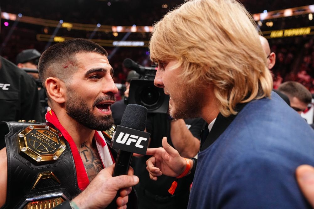 Ilia Topuria sau khi giành đai vô địch hạng nhẹ UFC.