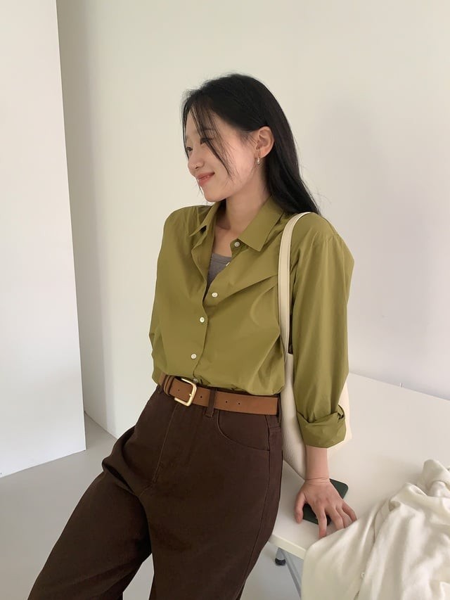 Chiếc túi trắng nhỏ nhắn là điểm nhấn giúp tổng thể thêm phần tươi sáng.