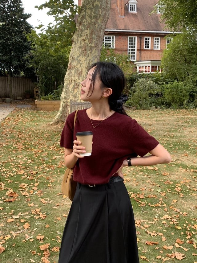 Cardigan đỏ là item không thể thiếu trong mùa thu.