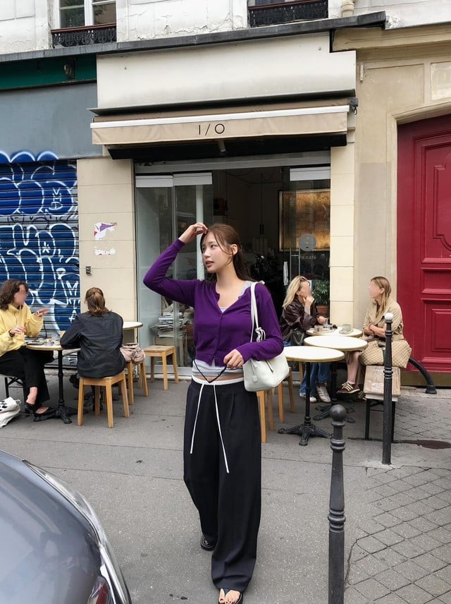 Đây là outfit vừa phù hợp cho đi làm vừa lý tưởng cho những buổi gặp gỡ nhẹ nhàng.