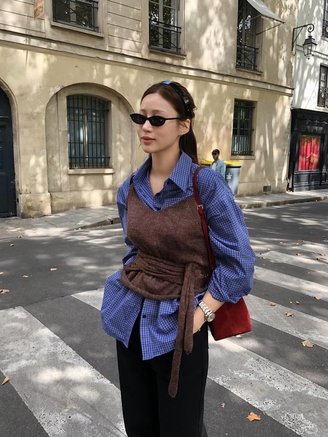 Túi xách đỏ làm nổi bật tổng thể, mang lại cảm giác thời thượng, cá tính và đẳng cấp.