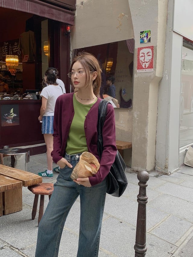 Áo thun xanh lá kết hợp cardigan tím là sự phối màu thú vị, thể hiện tinh thần trẻ trung và sáng tạo.