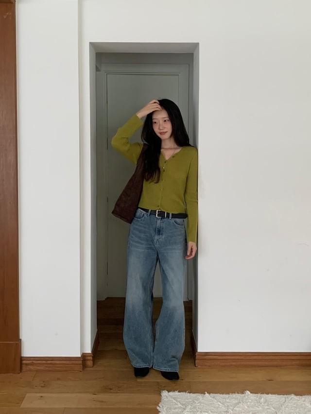 Cardigan xanh cốm mang đến vẻ tươi tắn, dịu dàng và rất hợp không khí thu.