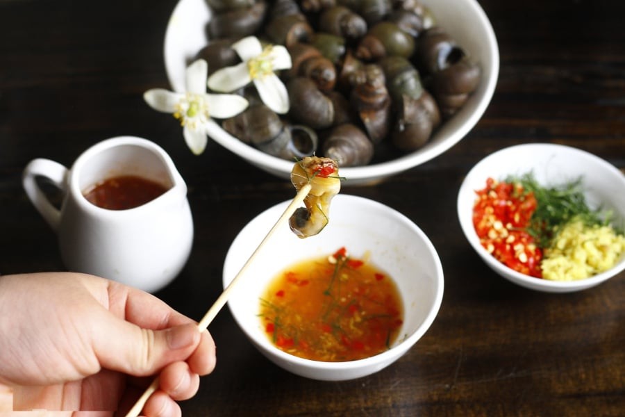 Lưu ý: Không nên cho muối ngay từ đầu vì muối khiến ốc co lại, dễ bị cứng. Hãy cho vào sau khi nước sôi để ốc đậm vị hơn.