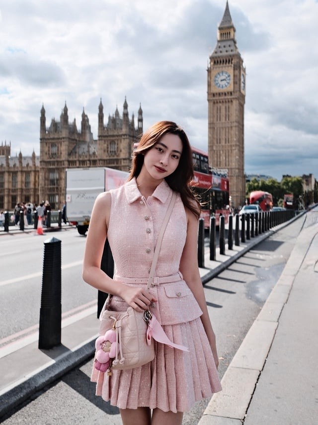 Chiếc thắt lưng ở eo không chỉ tôn dáng mà còn khiến tổng thể trở nên hài hòa, tinh tế.
