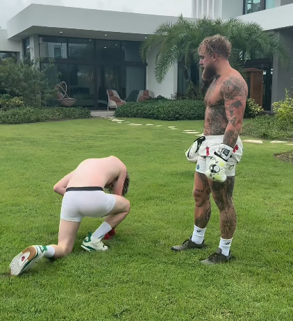 Jake Paul (phải) tung đòn vào người influencer Chrogman
