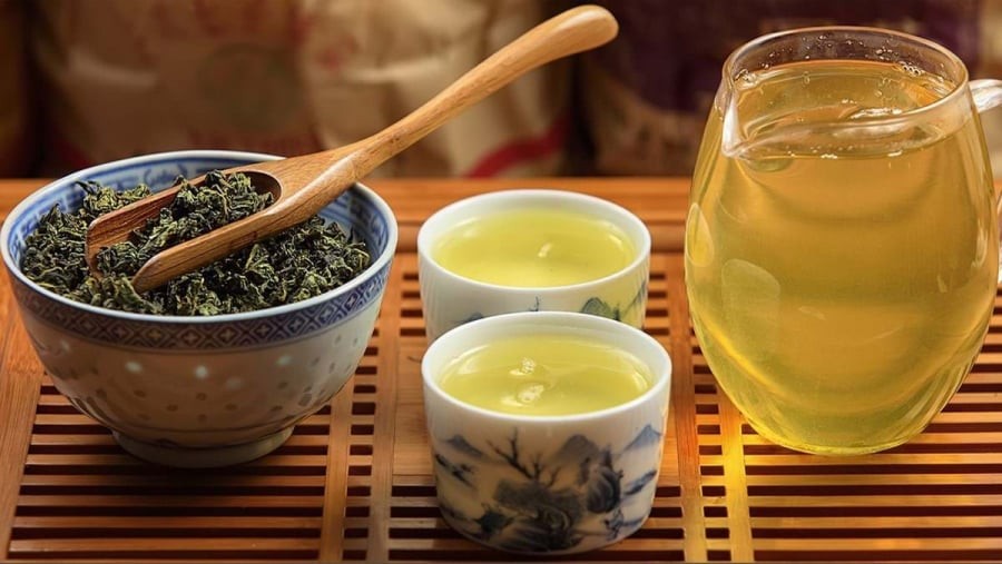 Vì thế, các chuyên gia khuyên nên uống trà cách thời điểm uống thuốc ít nhất 1-2 giờ, giúp ruột có đủ thời gian xử lý và hấp thụ thuốc đúng cách. (Ảnh minh họa)