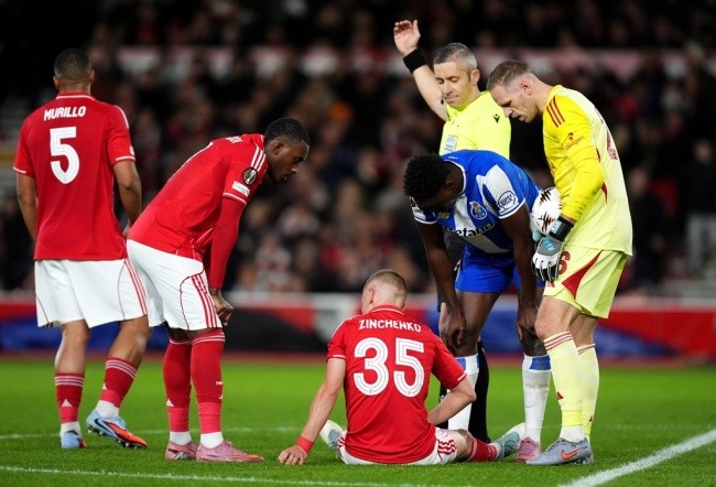 Zinchenko dính chấn thương rời sân.