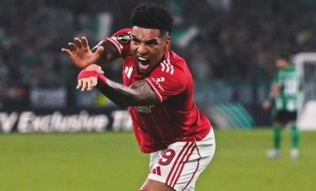 Igor Jesus ấn định tỷ số 2-0 cho Nottingham.