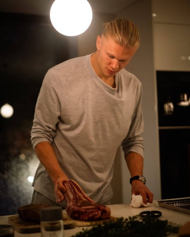 Haaland gây chú ý khi tự nấu ăn.