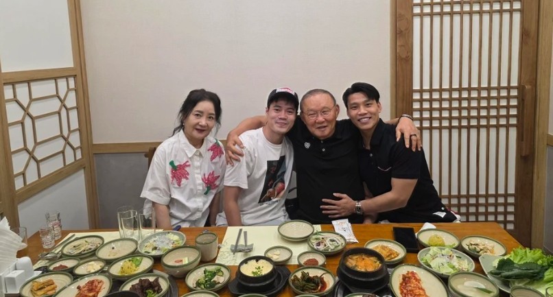 HLV Park Hang-seo chụp hình cùng Nguyễn Văn Toàn và Vũ Văn Thanh. Ảnh: FBNV.