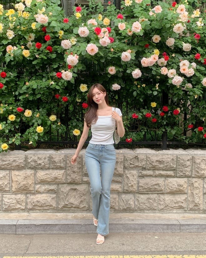 Một lựa chọn đầy nữ tính và cuốn hút chính là áo cổ vuông.