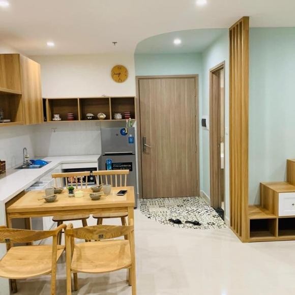 Trước khi bị thu hút bởi nội thất hay màu sơn, hãy hít một hơi thật sâu để cảm nhận không khí trong nhà.