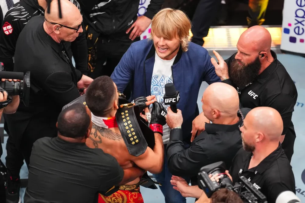 Ilia Topuria ăn mừng sau khi giành đai vô địch UFC hạng nhẹ.
