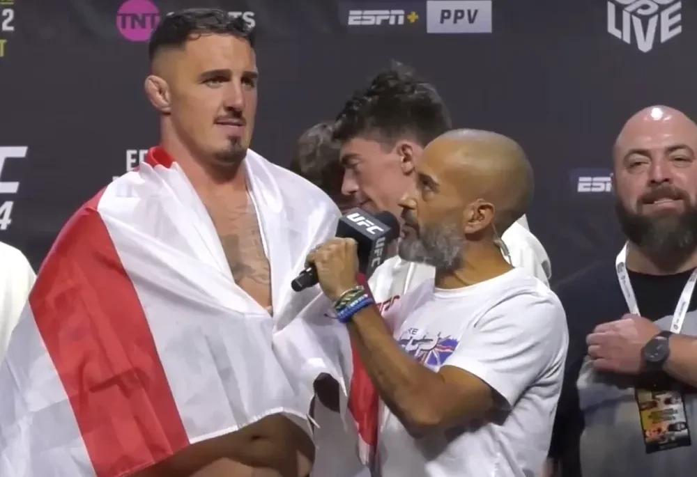 Tom Aspinall với chiếc đai vô địch UFC