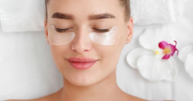 Massage nhẹ nhàng bằng tay hoặc cây lăn ngọc cũng giúp giải phóng bọng nước tích tụ dưới da, giúp khuôn mặt thon gọn và săn chắc hơn.