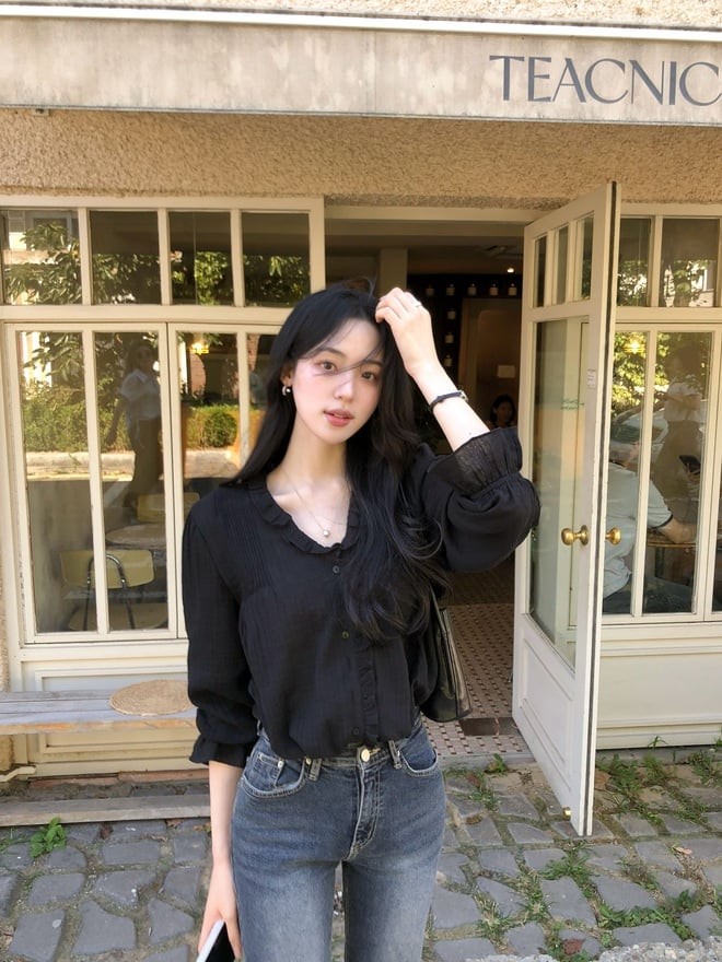 Bạn có thể lựa chọn nhiều thiết kế blouse khác nhau như tay bồng, nhấn eo hay bèo nhún…