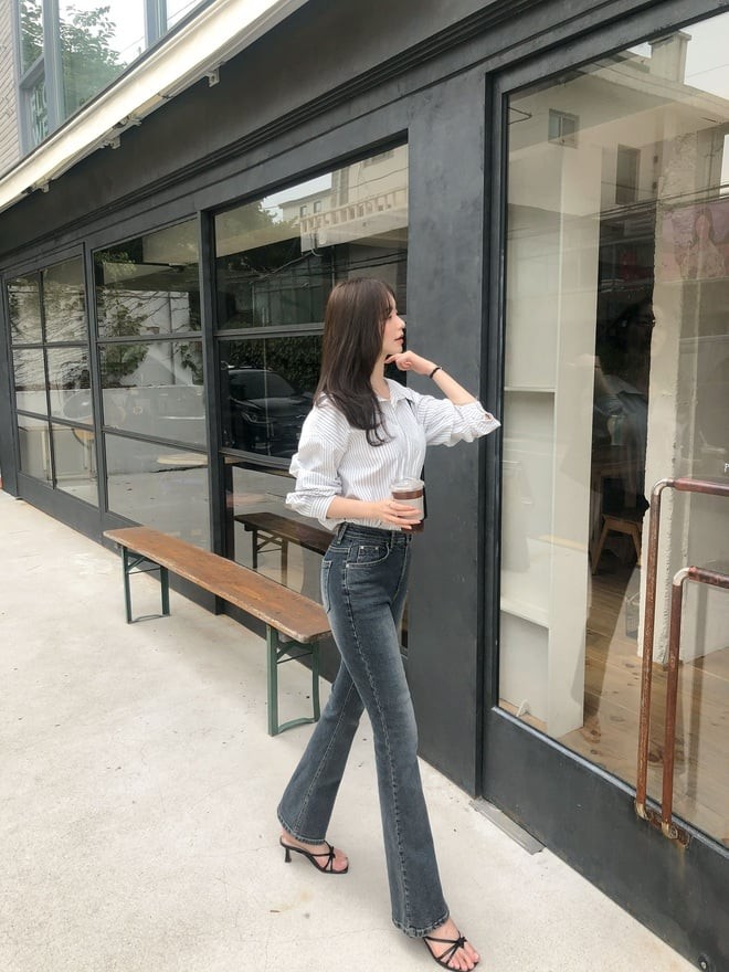 Áo sơ mi và quần jeans là cặp đôi “kinh điển” mà cô nàng nào cũng nên thử.
