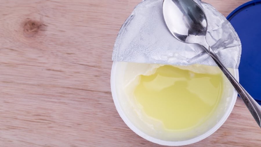 Sữa chua bị tách nước có thể ăn được bình thường.