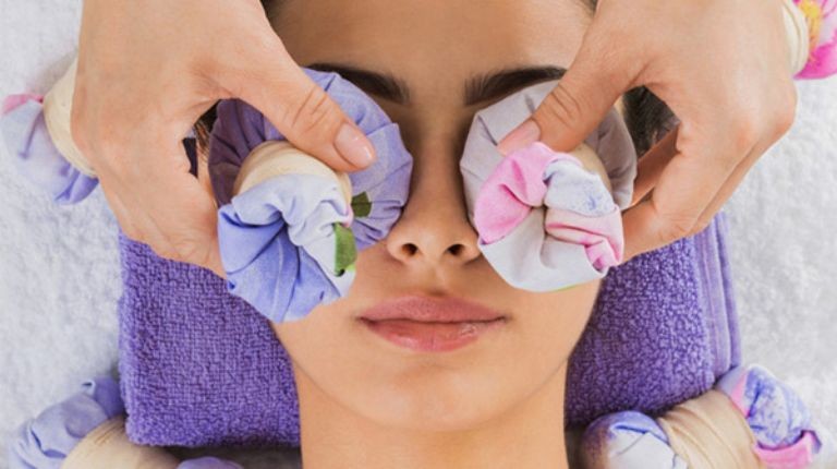 Uống rượu bia cũng là một yếu tố khiến mạch máu giãn nở và giữ nước, khiến khuôn mặt trông nặng nề hơn khi ngủ dậy