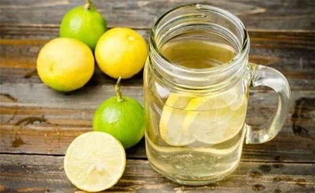 Cách đơn giản nhất là pha nước chanh loãng uống hàng ngày thay cho nước lọc. 