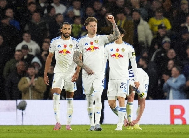 Leeds United thắng West Ham 2-1.