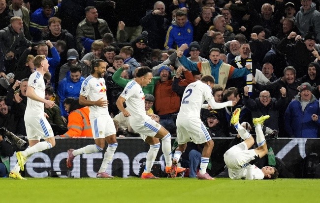 Brenden Aaronson mở tỷ số trận đấu.