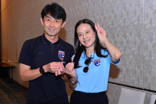 Madam Pang gây tranh cãi xoay quanh vụ sa thải HLV trưởng. 