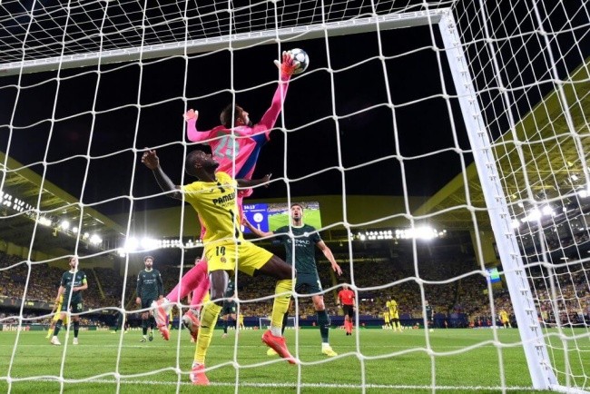 Donnarumma chiếm ưu thế ở các pha bóng bổng.