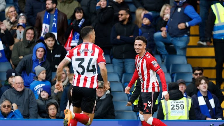 Sunderland tiếp tục phong độ ấn tượng.