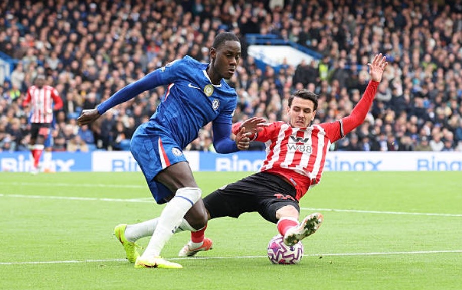 Trevoh Chalobah (5.9/10): Thể hiện tốt khả năng không chiến khi hóa giải các đường bóng bổng của Sunderland. Tuy nhiên, anh gặp nhiều khó khăn trước tốc độ và sức mạnh của các tiền đạo đối phương khi họ tấn công trên mặt đất.