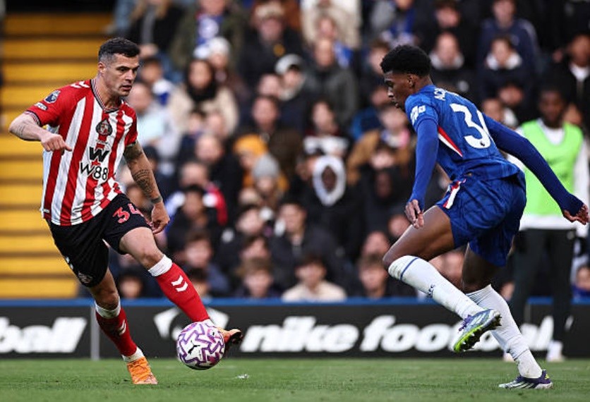 Josh Acheampong (6.8/10): Tự tin đi bóng từ tuyến dưới và có một pha cản phá xuất sắc để từ chối cơ hội của đối thủ. Dù vậy, đôi lúc anh bị phàn nàn vì không chuyền bóng trực diện hơn ở hành lang trái.