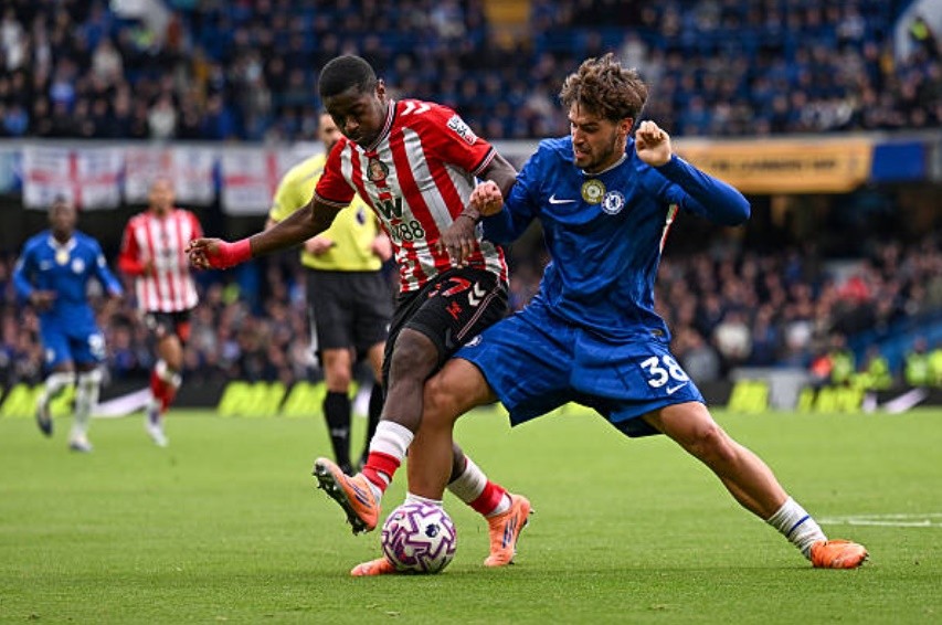 Marc Guiu (6.5/10): Có lần đầu tiên đá chính tại Premier League và đối đầu với chính đội bóng cũ. Dù rất nỗ lực, tiền đạo trẻ người Tây Ban Nha gần như bị phong tỏa hoàn toàn bởi trung vệ Dan Ballard và không để lại nhiều dấu ấn.