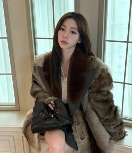 Đại diện của K-pop mang đến cách tiếp cận khác biệt khi biến áo khoác lông thành item vừa sang chảnh vừa dễ gần