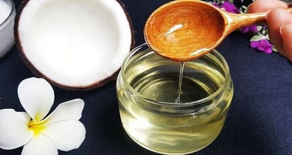 Dầu dừa giúp dưỡng ẩm môi
