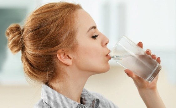 Một cốc nước ấm vào buổi sáng không chỉ giúp đánh thức hệ tuần hoàn mà còn hỗ trợ quá trình thải độ