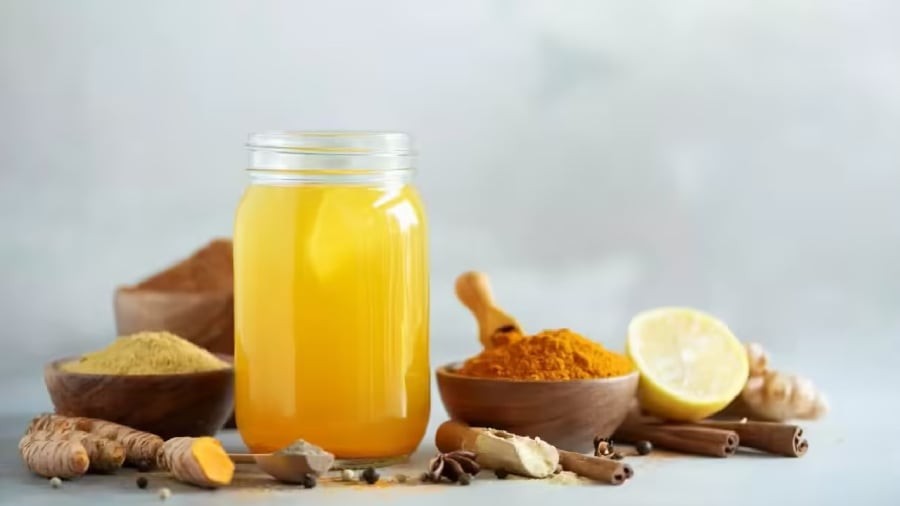 Nước chanh nghệ mang lại nhiều lợi ích cho sức khỏe.