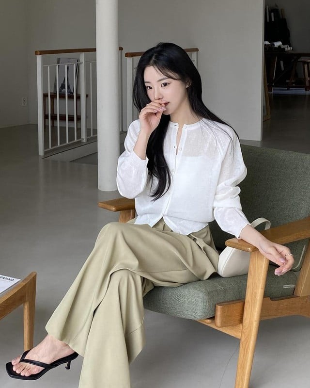 Khi tiết trời chuyển gió, một chiếc cardigan mỏng tông trắng kết hợp cùng quần âu màu be chính là lựa chọn hoàn hảo. 