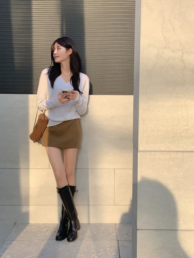  Set đồ này mang vẻ tươi trẻ, hiện đại và càng ấn tượng hơn khi phối với boots cao cổ.