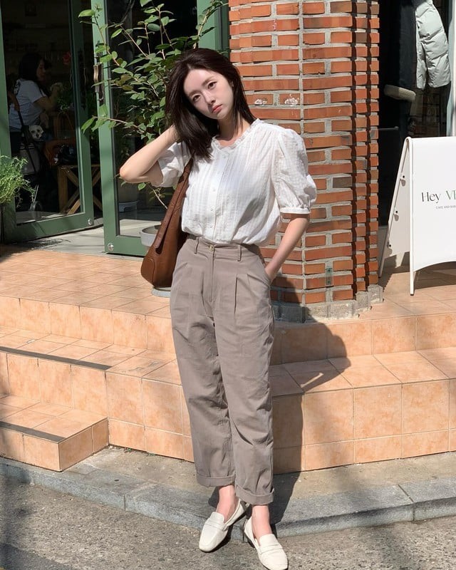 Blouse tay bồng vốn gắn liền với hình ảnh lãng mạn, nữ tính