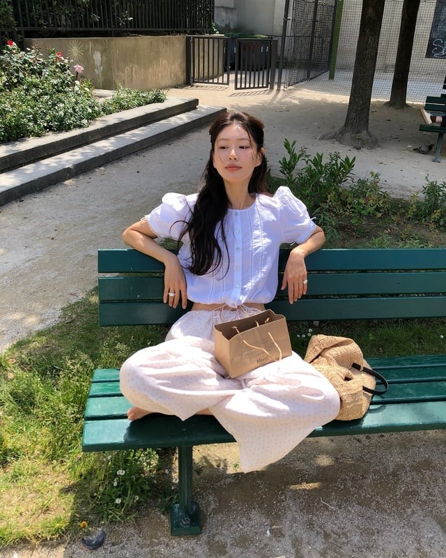Không cần quá nhiều chi tiết cầu kỳ, một chiếc blouse trắng dáng lửng đi kèm quần hoa nhí cũng đủ để nổi bật. 