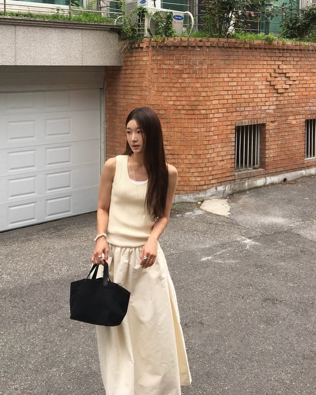 Bộ cánh có thể ứng dụng từ môi trường công sở cho tới những buổi cà phê cùng bạn bè.